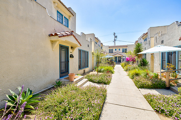 617 N Sycamore Ave-013