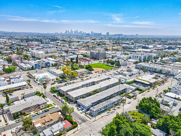 6454 Lexington Ave-010