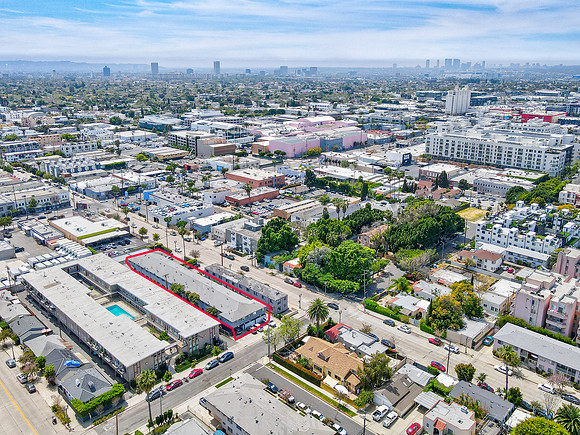 6454 Lexington Ave-012