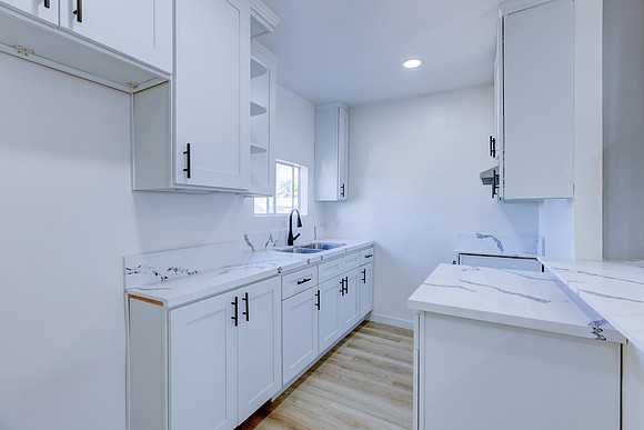 187 W 41st St -009