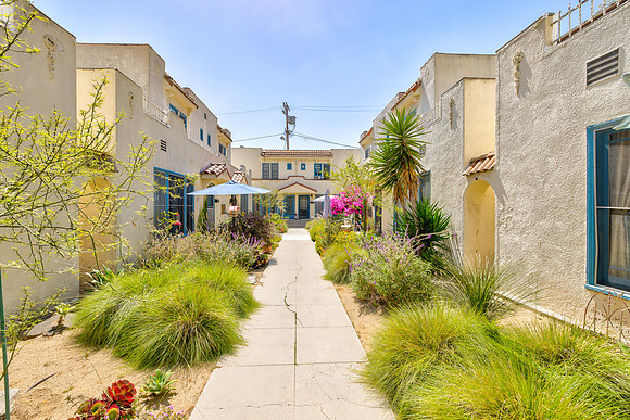 617 N Sycamore Ave-014