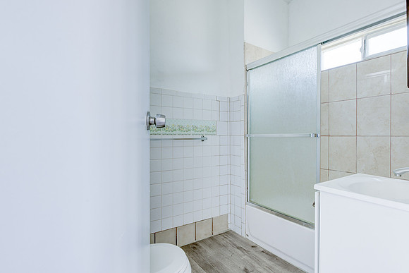 8715 Hooper Interior-025