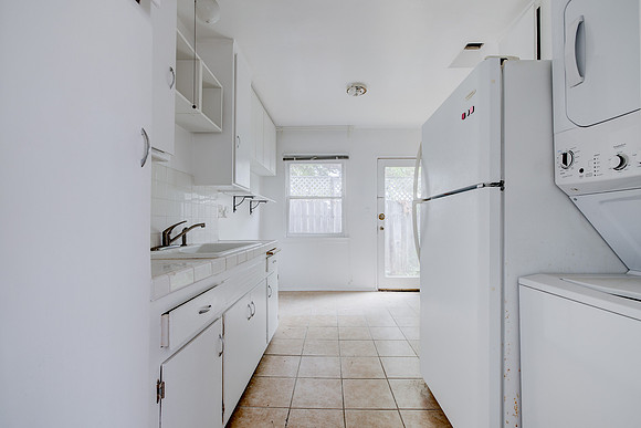 1940-1944 Sixth St Interior-16