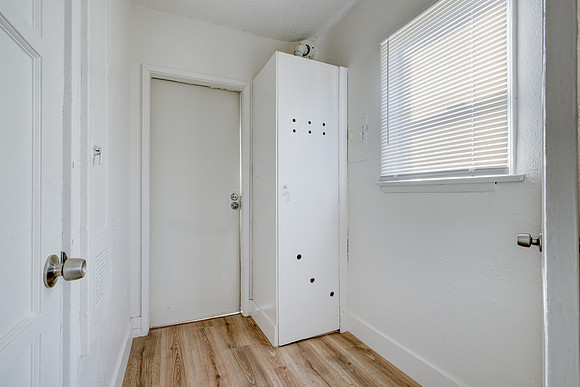 1144 W 57th St Los Angeles Interior-002