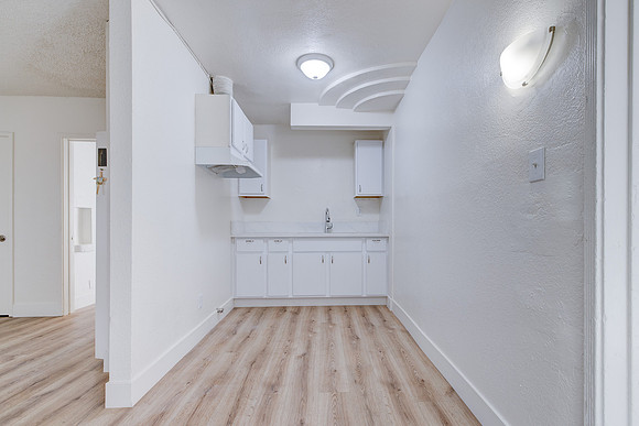 1144 W 57th St Los Angeles Interior-005