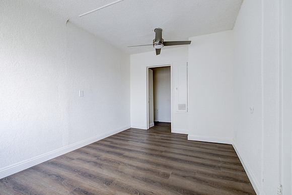 1144 W 57th St Los Angeles Interior-057