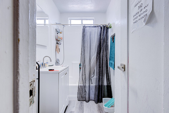 815 W 62nd Pl Interior-007