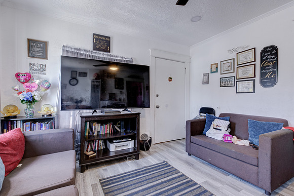 815 W 62nd Pl Interior-020
