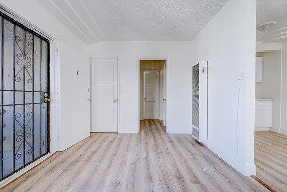 1144 W 57th St Los Angeles Interior-028
