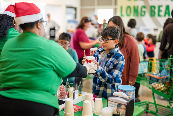 1 Amazon Fresh Long Beach Ca Holiday Art Display-142