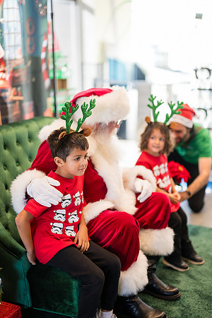 1 Amazon Fresh Long Beach Ca Holiday Art Display-129