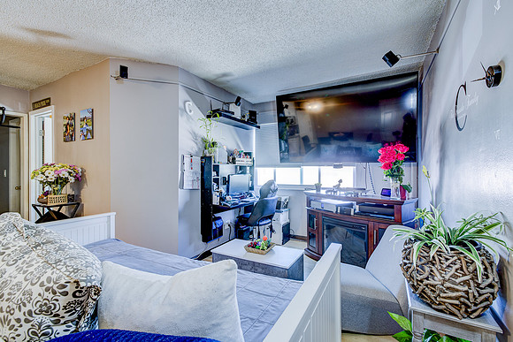 1133 Freeman Ave Interior-081