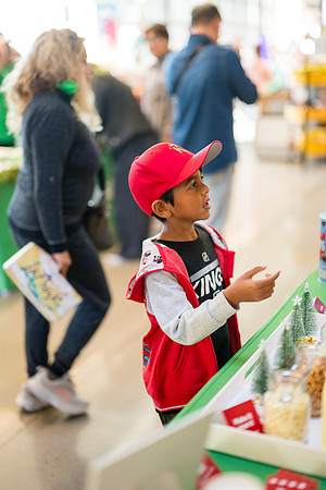 1 Amazon Fresh Long Beach Ca Holiday Art Display-114