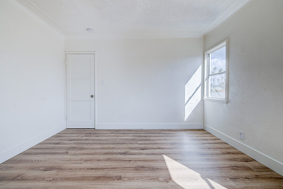 1144 W 57th St Los Angeles Interior-046
