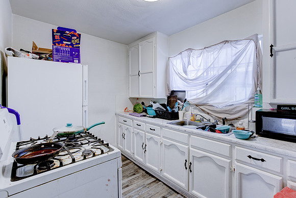 815 W 62nd Pl Interior-060