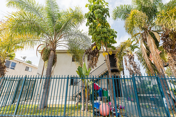 10413 S Main Street - Real Estate Photographer Los Angeles-11