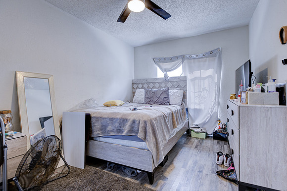 815 W 62nd Pl Interior-059