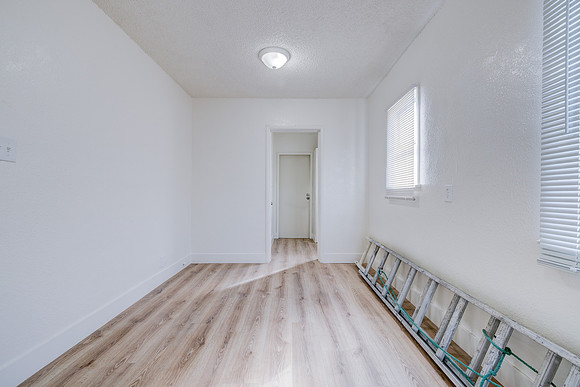 1144 W 57th St Los Angeles Interior-004