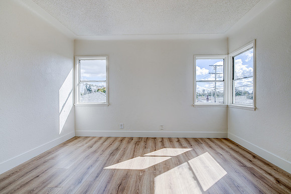 1144 W 57th St Los Angeles Interior-043