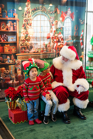 1 Amazon Fresh Long Beach Ca Holiday Art Display-60