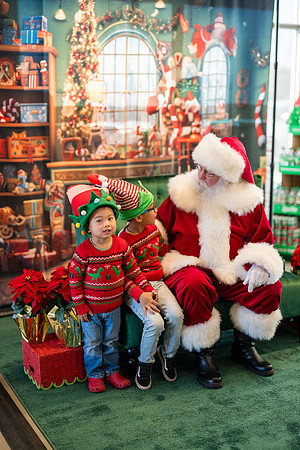 1 Amazon Fresh Long Beach Ca Holiday Art Display-61