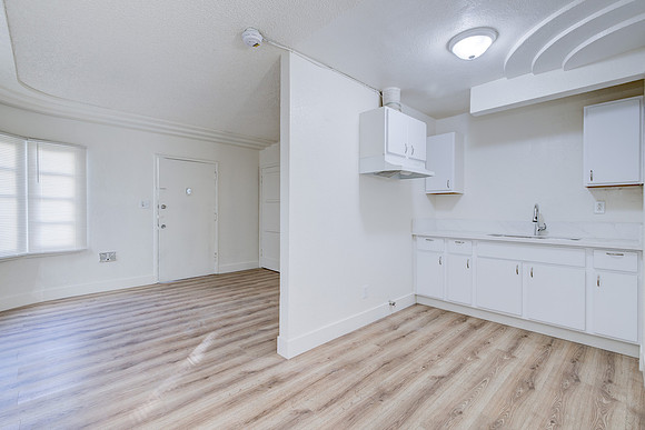 1144 W 57th St Los Angeles Interior-008