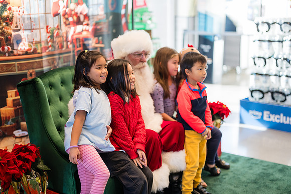 1 Amazon Fresh Long Beach Ca Holiday Art Display-135
