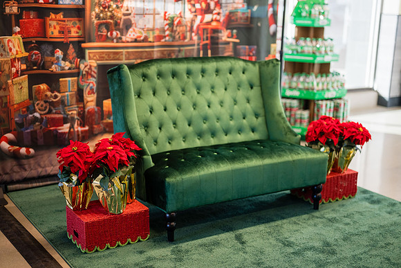 1 Amazon Fresh Long Beach Ca Holiday Art Display-23
