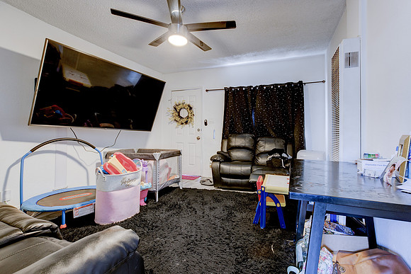815 W 62nd Pl Interior-054