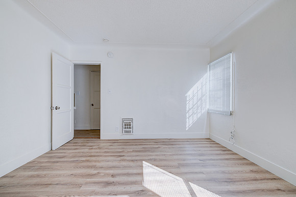 1144 W 57th St Los Angeles Interior-015
