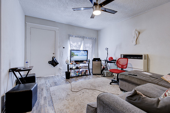 815 W 62nd Pl Interior-064