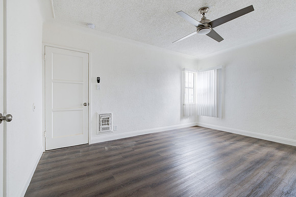 1144 W 57th St Los Angeles Interior-065