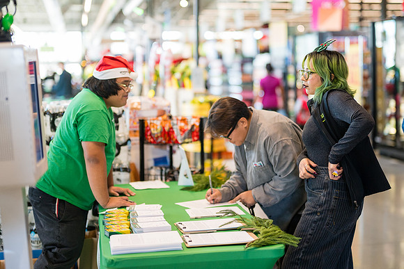 1 Amazon Fresh Long Beach Ca Holiday Art Display-118