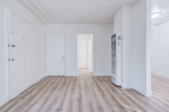 1144 W 57th St Los Angeles Interior-010
