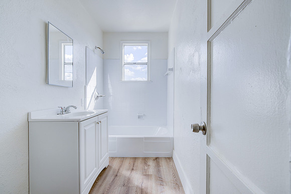 1144 W 57th St Los Angeles Interior-039