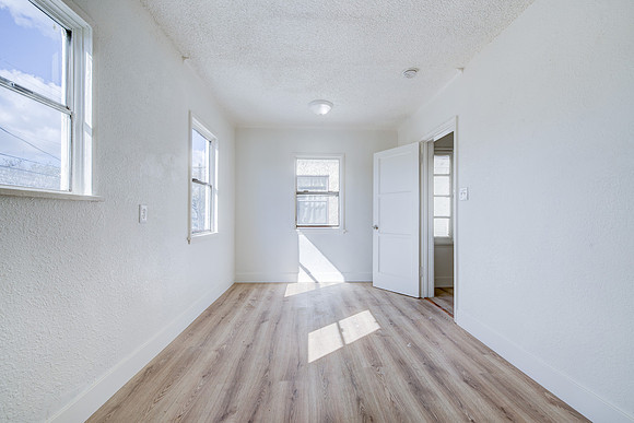 1144 W 57th St Los Angeles Interior-038