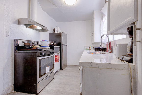 815 W 62nd Pl Interior-021