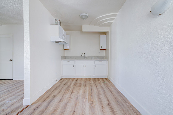 1144 W 57th St Los Angeles Interior-029