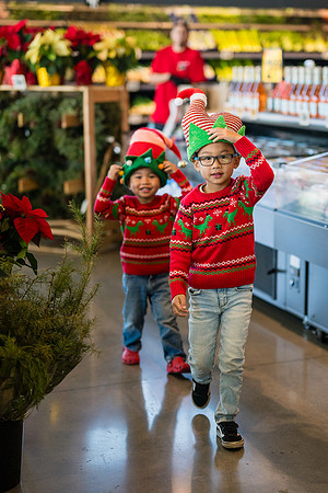 1 Amazon Fresh Long Beach Ca Holiday Art Display-46
