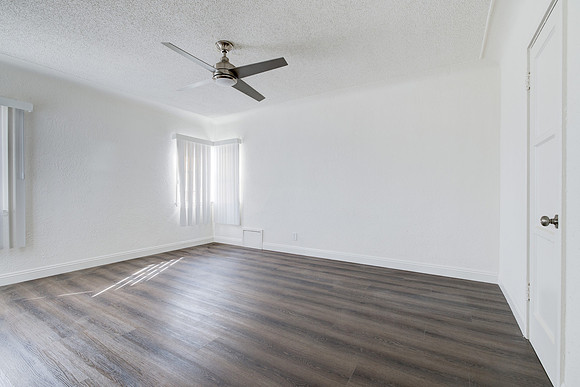 1144 W 57th St Los Angeles Interior-063