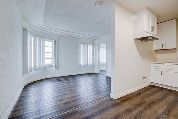 1144 W 57th St Los Angeles Interior-050