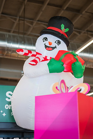 1 Amazon Fresh Long Beach Ca Holiday Art Display-154